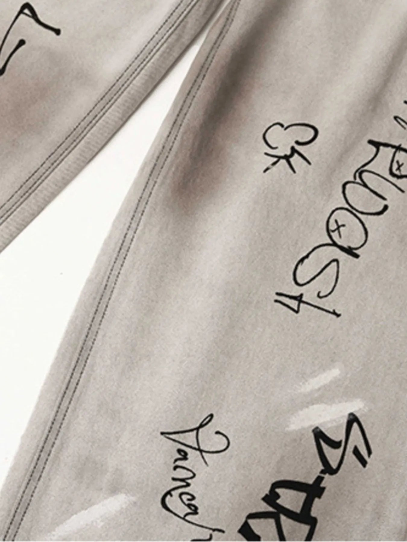 1269 Men's Graffiti Art Loose Fit Jeans – men's graphic jeans (detail view 7)